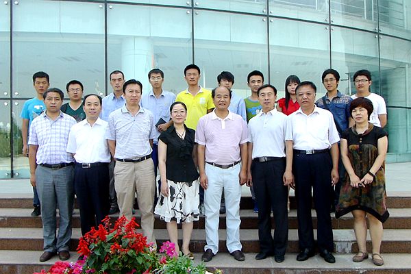 校长刘建林(前排左起五)看望赴疆毕业生